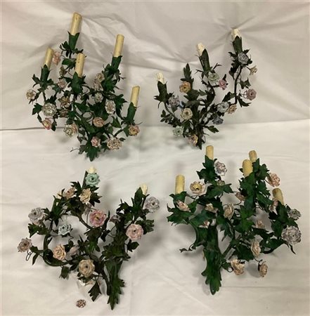 Gruppo di quattro applique a tre e cinque fiamme in metallo laccato decorato a