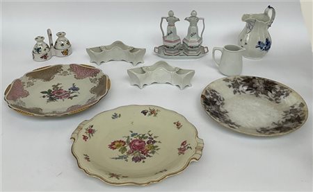 Cartone contenente numerosi oggetti di forme e usi differenti (difetti e rottur