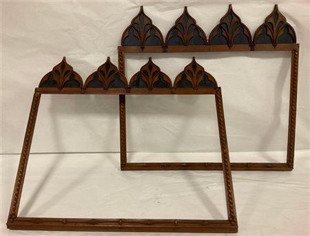 Coppia di cornici neogotiche con cimase decorate a elementi architettonici e mo