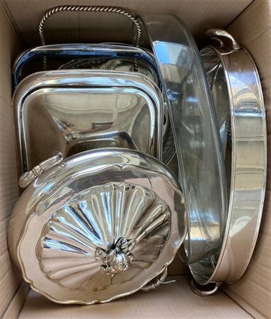 Cartone contenente piatti a servire di fatture e dimensioni differenti in vetro