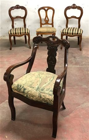 Lotto composto da due sedie e una poltroncina del secolo XIX in legno intagliat