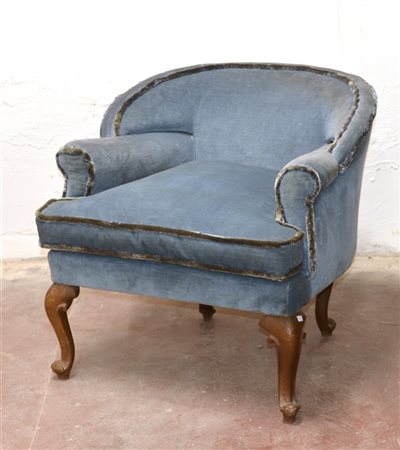 Poltrona a pozzetto con gambe sagomate, rivestita in velluto azzurro (difetti)