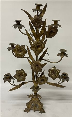 Candelabro a sette fiamme in metallo dorato formato da un ramo di gigli su base