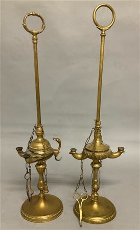 Lotto composto da due lampade fiorentine in bronzo con coppa a due fiamme, con