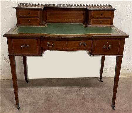 Scrittoio in mogano filettato a tre cassetti, piano con inserto in pelle verde
