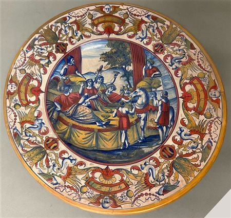 Manifattura italiana del secolo XX. Piatto in maiolica dipinta in policromia co