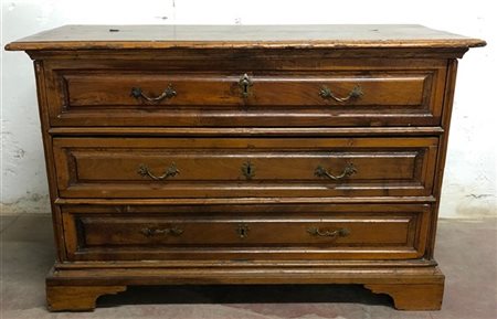 Cassettone a tre cassetti dei quali il primo contenente scarabattolo con quattr