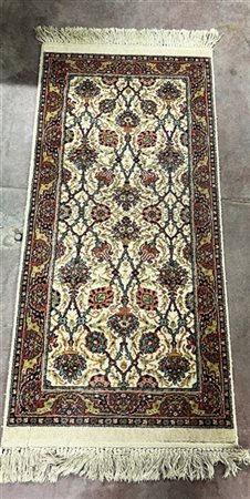 Tappeto meccanico, secolo XX. Decoro con motivi floreali all over su fondo bian