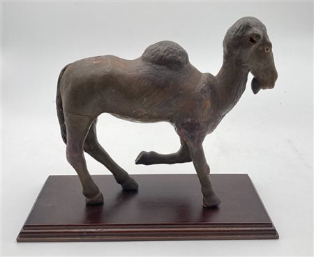 Scultura da presepe in legno raffigurante dromedario. Poggiante su base in legn