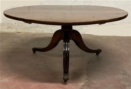 Tavolino da salotto con piano tondo su tre gambe mosse desinenti a zampe ferine