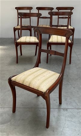 Gruppo di sei sedie in mogano di forma mossa con schienale a giorno intagliato