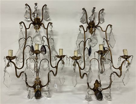 Coppia di applique a tre luci con struttura in metallo dorato e pendagli in cri