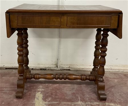 Tavolino a bandelle con due cassetti e sostegni torniti riuniti da traversa (ch