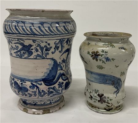 Manifatture diverse, lotto di due albarelli in maiolica e porcellana dipinti a