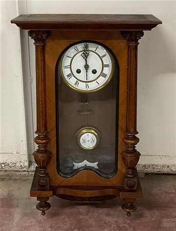 Pendola da parete con cassa in legno. Quadrante in smalto bianco a numeri roman