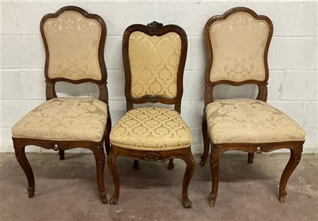 Lotto composto da una coppia di sedie ed una singola in noce del secolo XVIII (