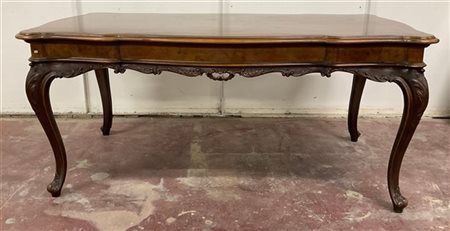 Tavolo rettangolare con piano di forma mossa in legno intagliato a due cassetti