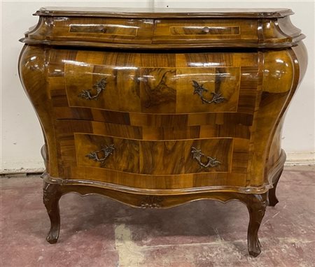 Comò di forma bomabata in legno lastronato e filettatoa due cassetti piccoli e