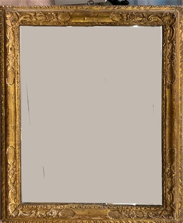 Cornice in legno intagliato e dorato decorata a volute e fiori (luce: cm 66x52)