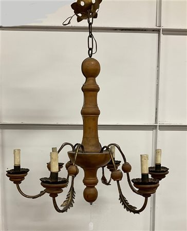 Lampadario a sei luci con struttura in legno tornito e braccia in ferro battuto