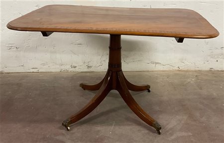 Tavolo con piano a vela filettato, fusto tornito su gambe sagomate desinenti a