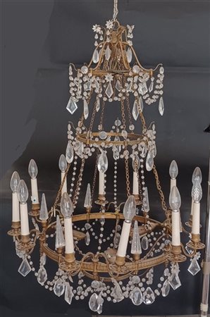 Lampadario a cesto a quindici fiamme in metallo decorato da pinnacoli, pendenti