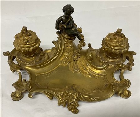 Calamaio in bronzo dorato di forma mossa con decoro a foglie e fiori, arricchit