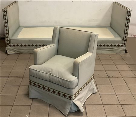 Lotto composto da un divano letto a muro e una poltrona rivestiti in tessuto az