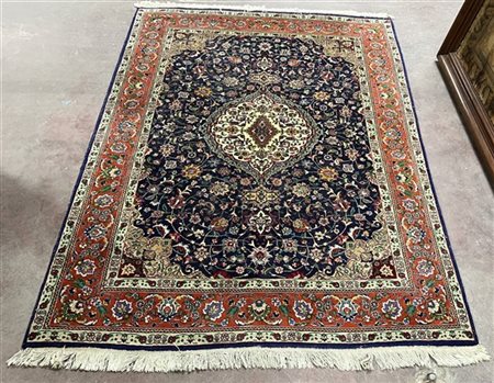 Tappeto Tabriz, Persia, secolo XX. Decoro con medaglione a fondo bianco con pun
