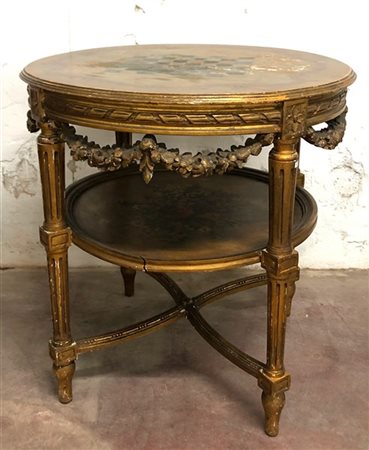 Tavolino da salotto tondo in legno intagliato e dorato, due ripiani dipinti a m
