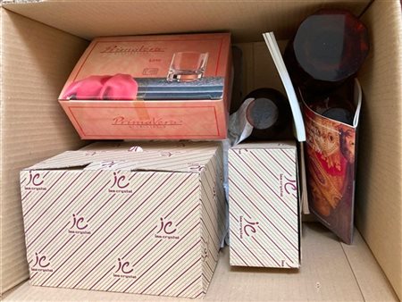 Lotto di quattro cartoni contenenti numerosi oggetti di uso e materiale diverso (difetti)