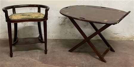 Lotto composto da un tavolino inglese in mogano con gambe richiudibili e piano