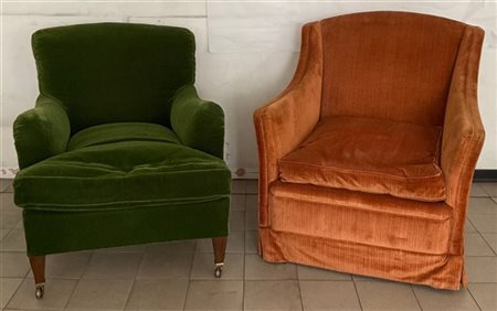 Lotto composto da due poltrone rivestite in velluto verde e mattone (difetti)