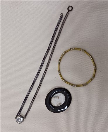 Lotto composto da due bijoux e una spilla in finta tartaruga con cammeo (difett