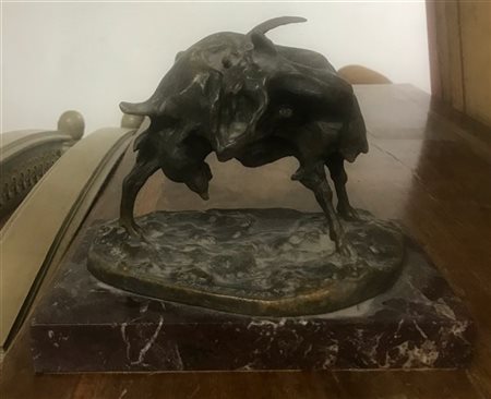 Ernesto Bazzaro "Capra" scultura in bronzo (h cm 17) poggiante su base in marmo.