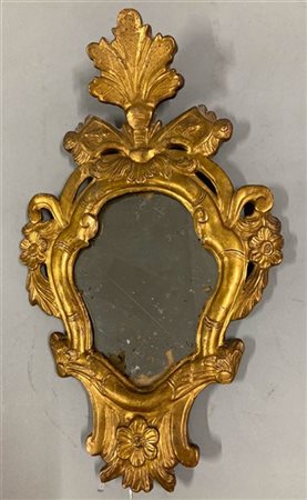 Piccola specchiera in legno intagliato e dorato con fascia e cimasa traforate e