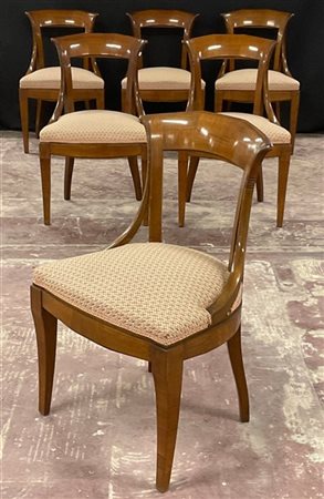 Gruppo di sei sedie a gondola in legno con schienale a giorno, seduta imbottita