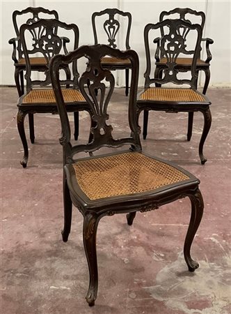 Gruppo di quattro sedie e due poltrone in legno intagliato con schienale a gior