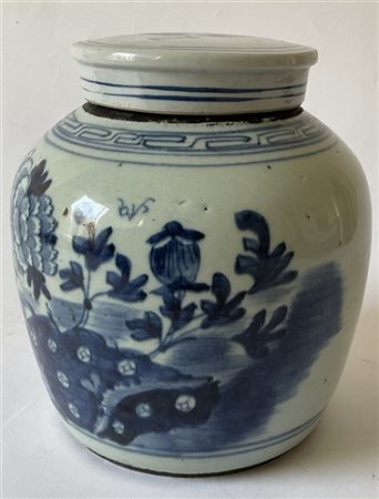 Piccola giara con coperchio in porcellana bianca e blu
Cina, fine sec. XIX (h.