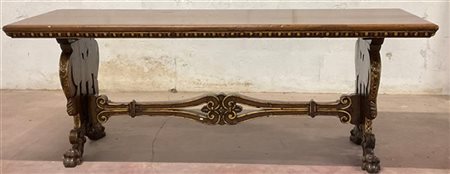 Tavolo con gambe in legno intagliato e dorato a volute riunite da traversa, pie
