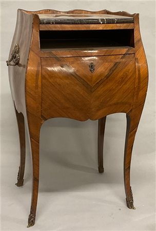 Comodino bombato lastronato in noce con sportello a ribalta, piccolo vano con t