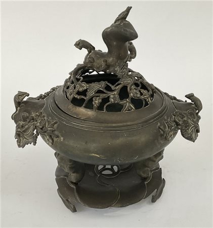 Incensiere biansato in bronzo con coperchio traforato decorato a figura fantast