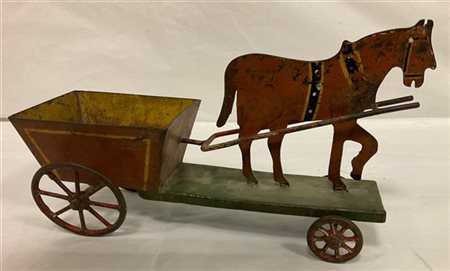 Antico gioco per bambini in metallo laccato raffigurante un carro trainato da c
