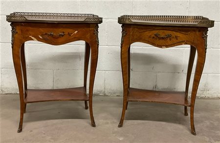 Coppia di comodini impiallacciati e decorati da piccoli intarsi floreali, gambe