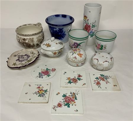 Cartone contenente numerosi oggetti in ceramica di fatture ed epoche differenti