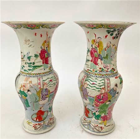 Due vasi a tromba in porcellana decorati in policromia Famiglia Rosa con figure