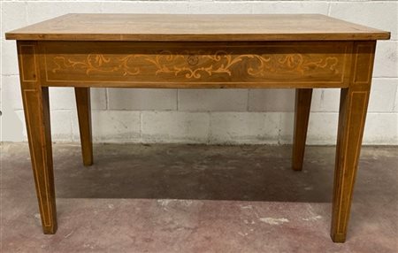Tavolo di forma rettangolare lastronato ed intarsiato in legno chiaro a volute
