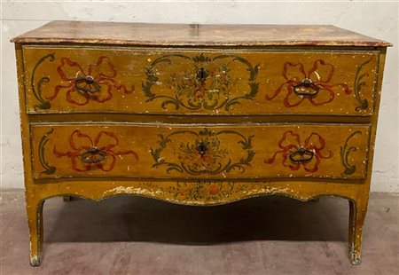 Comò con fronte mossa a due cassetti in legno laccato e dipinto con fiocchi e m