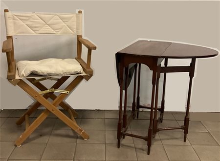 Lotto composto da un tavolino ad alette e una sedia da regista