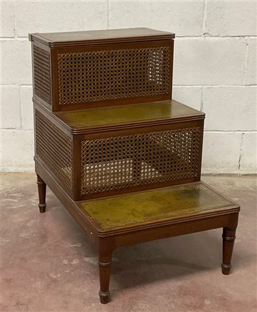 Scaletta da biblioteca lastronata a tre pioli con montanti incannucciati e pian